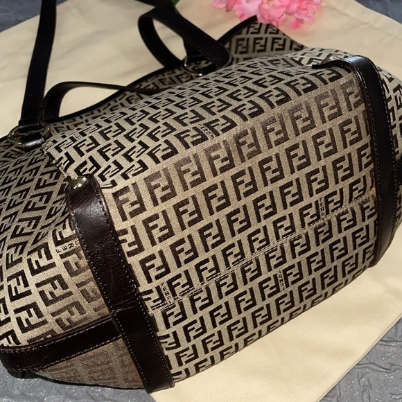 Preloved Fendi should bag great condition has some light scuffs on one corner.. - Picture 7 of 17